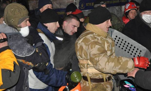 Protesters capture Berkut officer