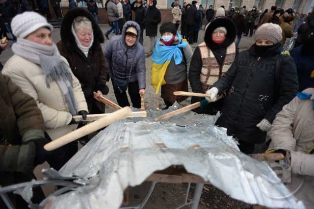 Women "baraban" drumming on metal sheets, all day and night