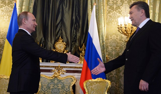 Russian President Vladimir Putin (L) meets with President of Ukraine Viktor Yanukovych in the Grand Kremlin Palace in Moscow, Russia. Photo: EPA/ALEXANDER NEMENOV / POOL
