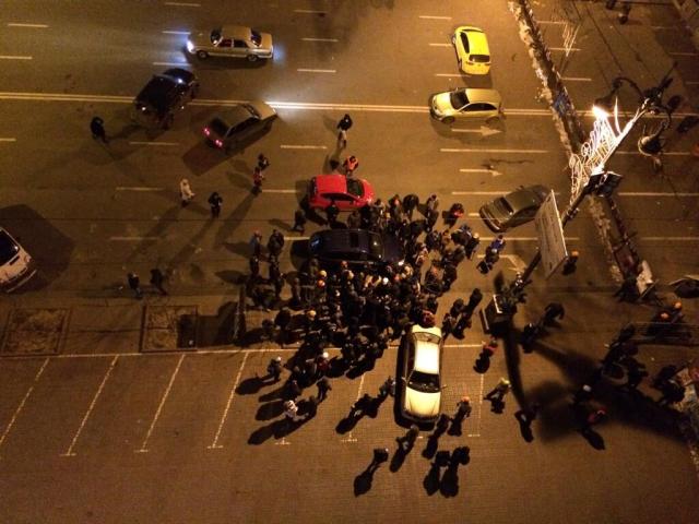 Olaf Koens ‏@obk 8h Kiev abuzz with paid thugs roaming the town. Crowd below my balcony is beating up two of them. Medieval stuff. pic.twitter.com/zqg7oiCDVe