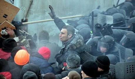 Head of UDAR (Punch) party and one of the leaders of the opposition Vitaly Klitschko (C) tries to stop clashes between police and protesters on January 19, 2014 during an opposition rally in the centre of the Ukrainian capital Kiev in a show of defiance against strict new laws and curbs on protests.  AFP PHOTO / SERGEI SUPINSKY