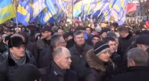 8:53 - People at Maidan form into files for the procession