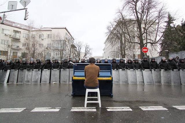 Pianist plays John Lennon's IMAGINE on the anniversary of hs death, Dec 8, 2013, to riot police on Kiev's Bankova Street. Photo: Nastya Stanko?