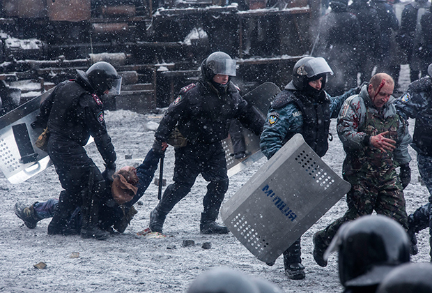 Protesters arrests during clashes on Hrushevskoho street. Photo by Alexandr Ratushnyak / AP