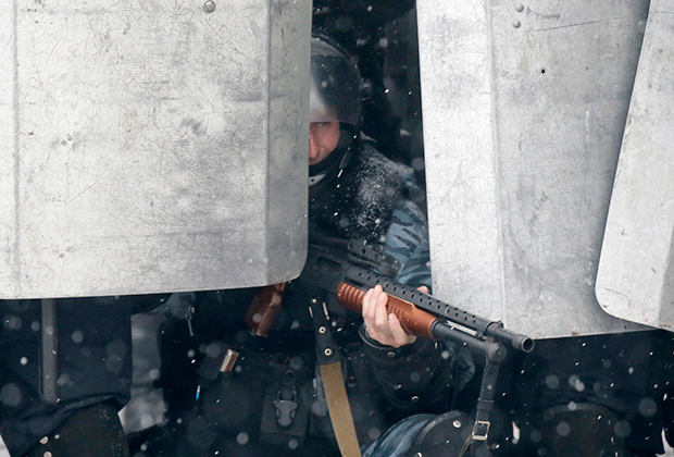 A Berkut policeman with loaded rubber bullet rifle. Photo by Yefrem Lukatskiy / AP