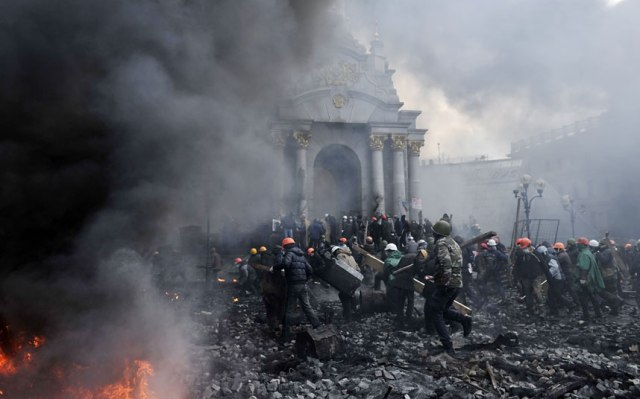 Protesters advance to new positions in Kiev. AFP/Getty Images