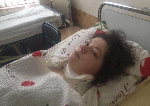 Maidan Medic Olesya Zhukova shot by sniper fire through neck while on duty helping wounded, but still alive. 