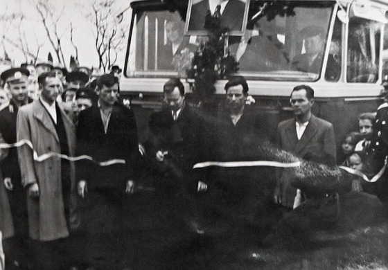 In October 1958, the Council of Ministers of Ukraine decided to build the world's longest trolleybus line: Simferopol-Alushta-Yalta. The first phase of this line, Simferopol - Alushta, a length of 52 km, was built and commissioned in record time - 11 months. It was built by more than 80 experts from 10 cities in Ukraine. In the photo from Wikipedia - the opening line to Alushta.