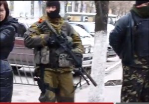 Bewaffnetes „Grünes Männchen“ in Slowjansk - Foto: Fotokor.org