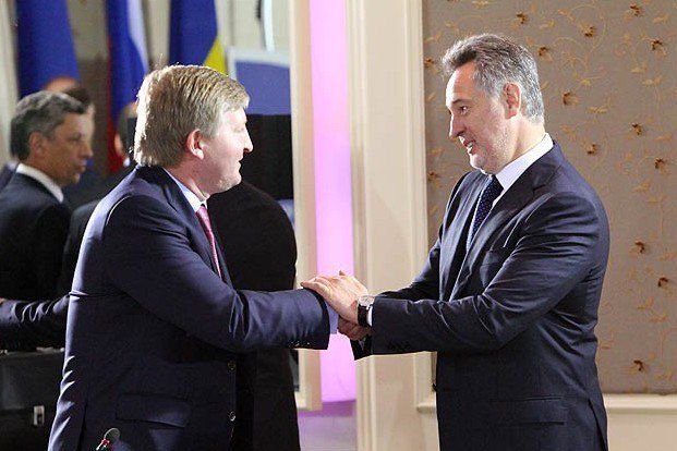 Oligarchs Rinat Akhmetov (L) and Dmytro Firtash (R)