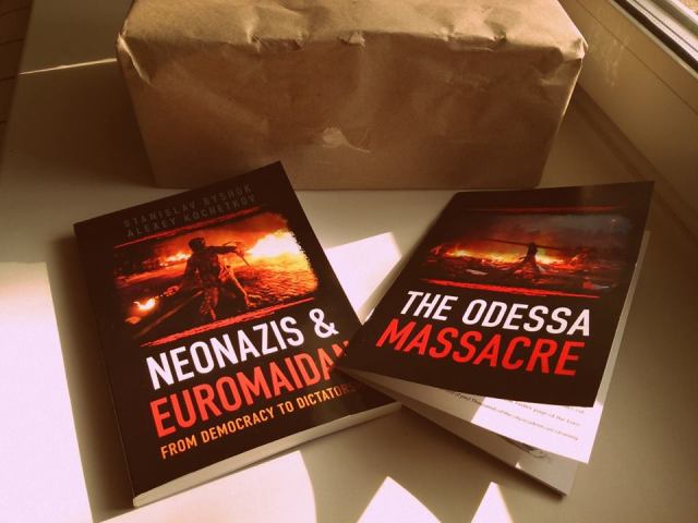 Quelle für das Foto: „Runder Tisch 9. Mai – 1945 bis 9. Mai 2014: Die Gefahr des Faschismus in Europa“. Der Runde Tisch verbreitete laut der laut der GUS-„Wahlbeobachterorganisation“ CIS-EMO  die These, dass heutige Demonstrationen, die unter der Flagge der Demokratisierung und des Sturzes von Tyrannen begännen, wesentlich radikalere Führer zur Macht brächten und der ukrainischen Mainstream nun von Neonazis bestimmt werde. Quelle: http://www.cis-emo.net/ru/news/na-primere-ukrainy-stali-vidny-ugrozy-fashizma-v-evrope