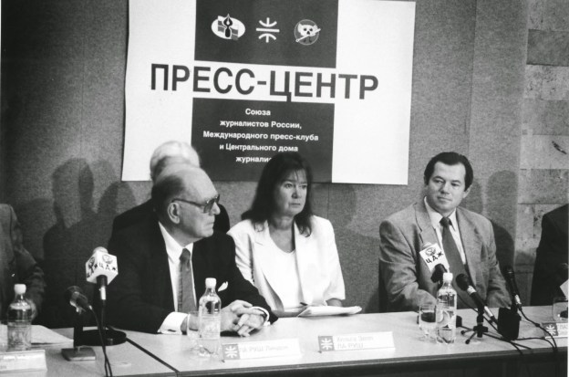 Der amerikanische Faschist Lyndon LaRouche, seine Frau und Kollegin Helga Zepp LaRouche und der damalige Putin Berater Sergej Glasjew, damals Vorsitzender des Wirtschaftsausschusses des russischen Parlaments, Juni 2001