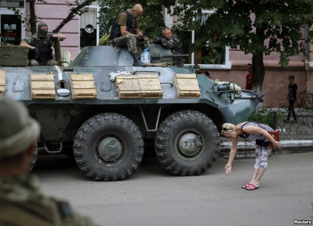 A resident of Sloviansk welcomes Ukrainian soldiers, 15 July 2014