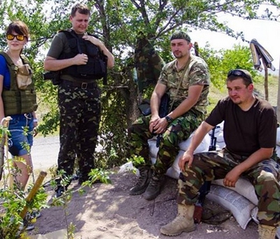 The Ukrainian military has repeatedly rescued journalists (In the photo by Jana Dobronosovoy: Khrystyna Bondarenko with soldiers of the National Guard).