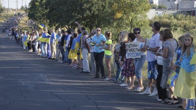 Residents of Mariupol form a human chain in protest against Russia's actions. Photo: EPA