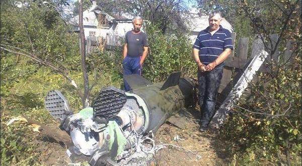 Alex Panchenko ‏@AlexPanchenko2  Sep 18 An SS-21 ballistic missile fell on this #Snizhne yard (app. #UXO ). Beside that, "ceasefire holds" (C). #Ukraine pic.twitter.com/wu5Cfu5ZDW