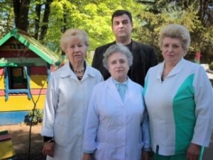 Anatoli Sadownik mit Krankenschwestern, Quelle: 048.ua