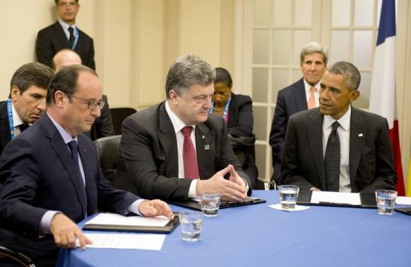 French President François Hollande, Ukrainian President Petro Poroshenko and U.S. President Barack Obama meet to discus Ukraine at the NATO summit at the Celtic Manor resort, near Newport, Wales September 4, 2014.    REUTERS/Alain Jocard/Pool