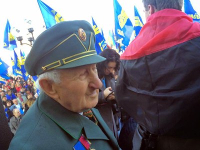 В Киеве, Харькове и Одессе прошли многотысячные “Марши героев”, организованные добровольческим батальоном “Азов” и “Правым секторов” и партией “Свобода”, в честь годовщины создания Украинской повстанческой армии (УПА).