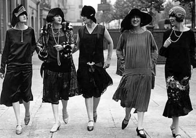 Modisch gekleidete Damen in Weimardeutschland (Foto: hemlinequarterly.wordpress.com)
