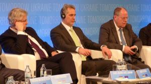 Karl-Georg Wellmann , CDU, (links), Peer Steinbrück, SPD, (rechts) und der Geschäftsmann Dmytro Firtasch. Bild © DW / Eugen Theise