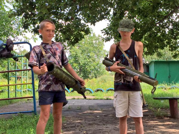 Children in Donbas have new toys - RPGs. Photo: Paweł Pieniążek. Source
