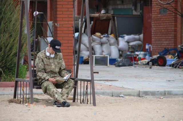 Mustang Wanted reading a Jack London book in Shyrokyne. Photo: Nolan Peterson