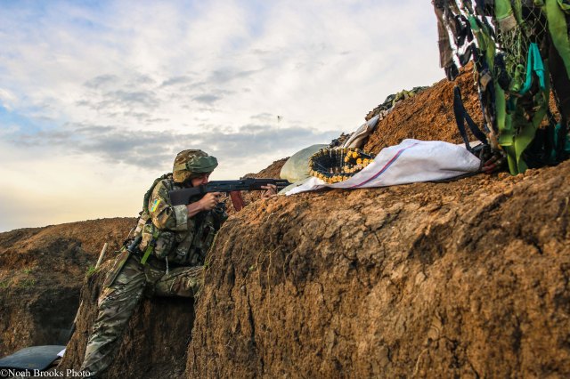 An Azov Battalion volunteer in a firefight with separatists near Mariupol. Photo: Noah Brooks. Source: http://ink361.com/app/users/ig-938895707/modernwarcollective/photos/ig-986906468568208136_938895707