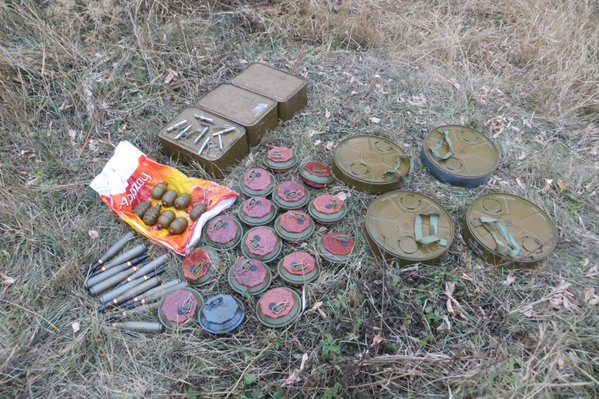 Counterintelligence officers of the Security Service of Ukraine seized caches of four anti-tank mines and 16 detonators, eight F-1 and RGD-5 hand grenades with fuses, and almost a hundred rounds of 23 mm caliber ammunition for an anti-aircraft installation (amongst other weapon seizures). Photo source: Security Service of Ukraine