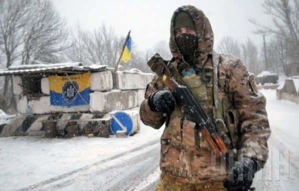 A Ukrainian soldier at the front line. Aleksiy Mazepa told TV 112 that the soldiers in the ATO had been supplied with winter uniforms, extra fuel for vehicles and space heaters. Photo via Unian.net http://www.unian.net/war/1227846-v-shtabe-otchitalis-pro-obespechenie-boytsov-ato-zimney-formoy.html