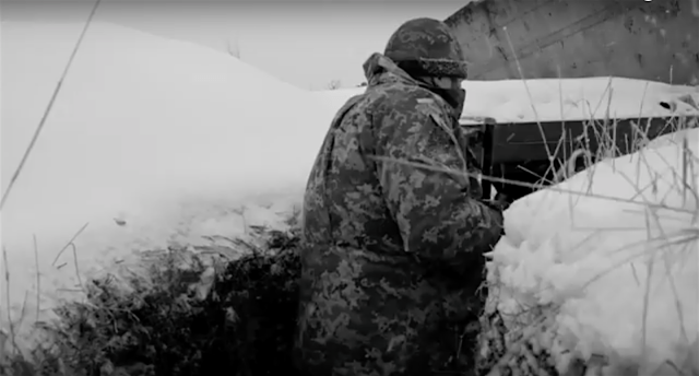 Photo: Pierre Crom. Screenshot from video "Frontline tranches" (below in full)