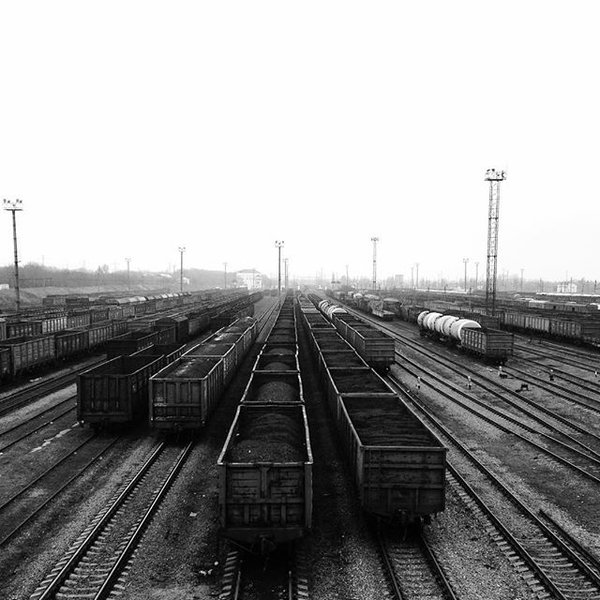 Train cars full of coal at Yasynuvata. Photo by @GirkinGirkin