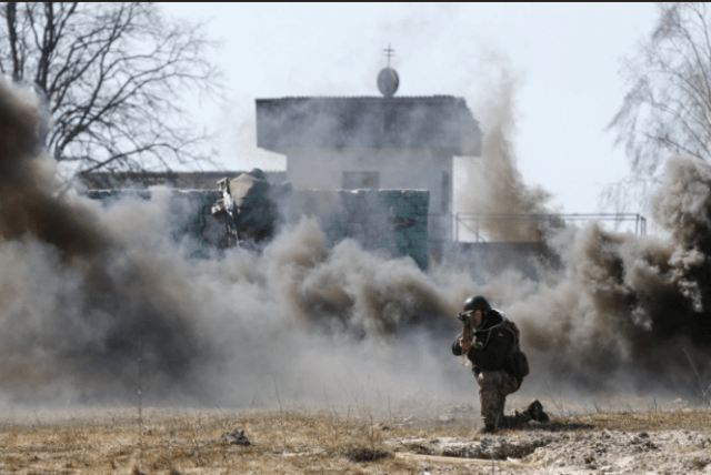 Ukrainian soldiers repel attacks in Avdiivka, March 31, 2016. Photo: Military TV of Ukraine
