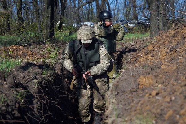 Ukrainian military servicemen control their position outside Avdiivka, eastern Ukraine, Saturday, April 16, 2016. Photo: AP