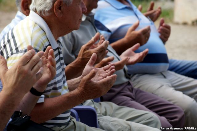Dua (a collective prayer) of Crimean Tatars in Yalta. Photo: Anton Naumlyuk