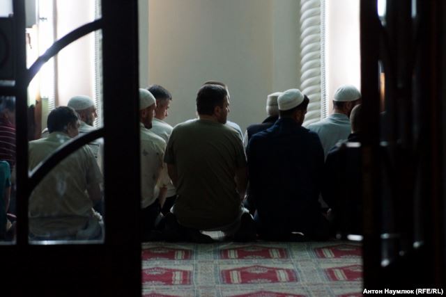 Believers in a mosque in Bakhchysarai. Photo: Anton Naumlyuk
